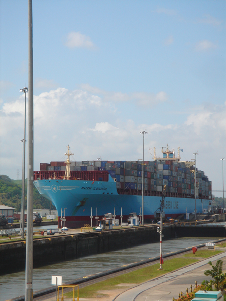 09PA - Tout types de bateaux passent le canal