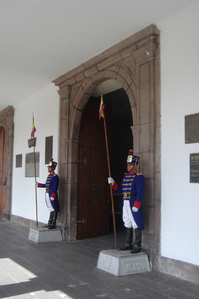 11E - Les gardes devant le palais