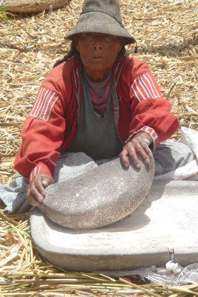 11P - Femme &eacute;crasant le grain