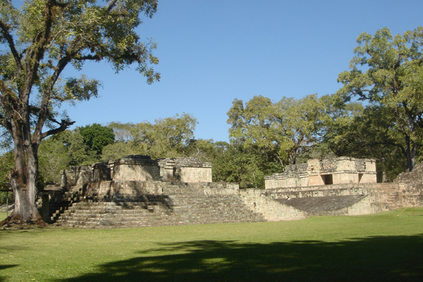 14H - Vue de la grande place et du jeu de pelote