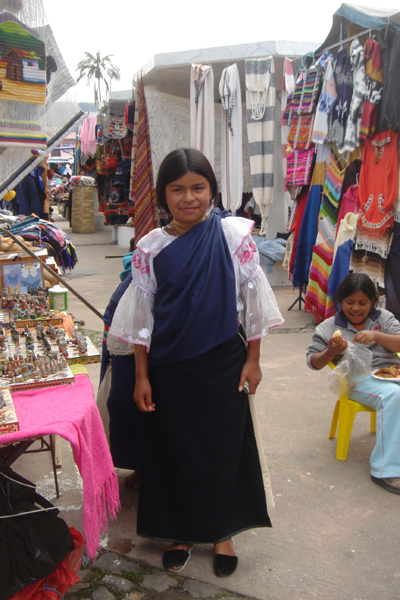 15E - costume traditionnel sur le march&eacute; d'Otavaro