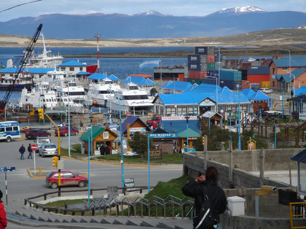 39 - Son port et ses maisons au toîts colorés