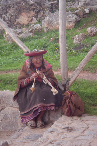 53P - vieille femme filant