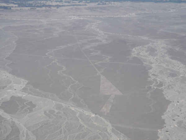 80P - En plus des dessins, figures g&eacute;om&eacute;triques de Nasca