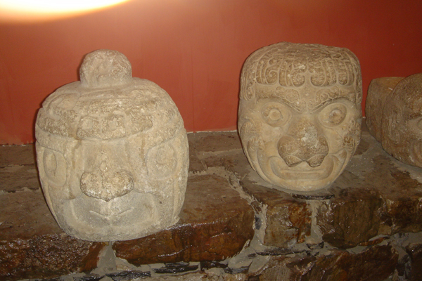 86P - Scultures d&eacute;corant les murs