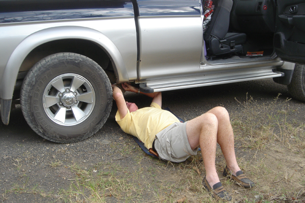 CR08 - Michel revissant pour la eni&egrave;me fois les attaches de sa cellule