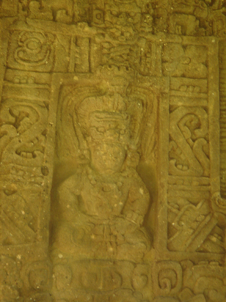 G04 - sculture et glyphes sur une st&egrave;le