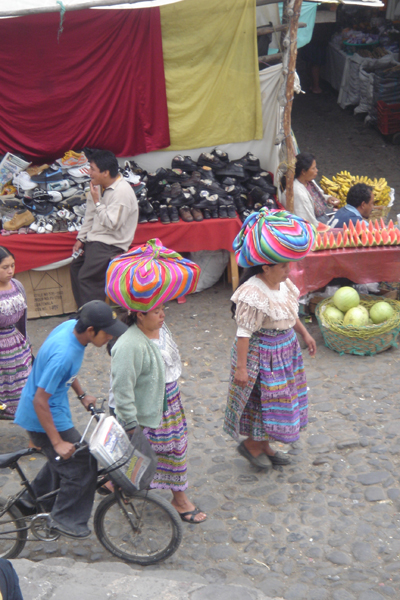 G23 - Femmes en costume traditionnel
