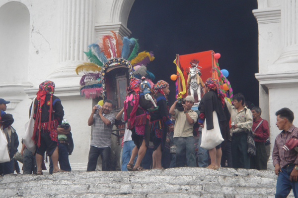 G24 - Procession sur le parvie de l'&eacute;glise