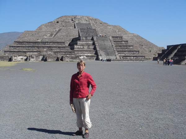 M23 - Josiane devant la pyramide de la lune &agrave; Teotihuacan